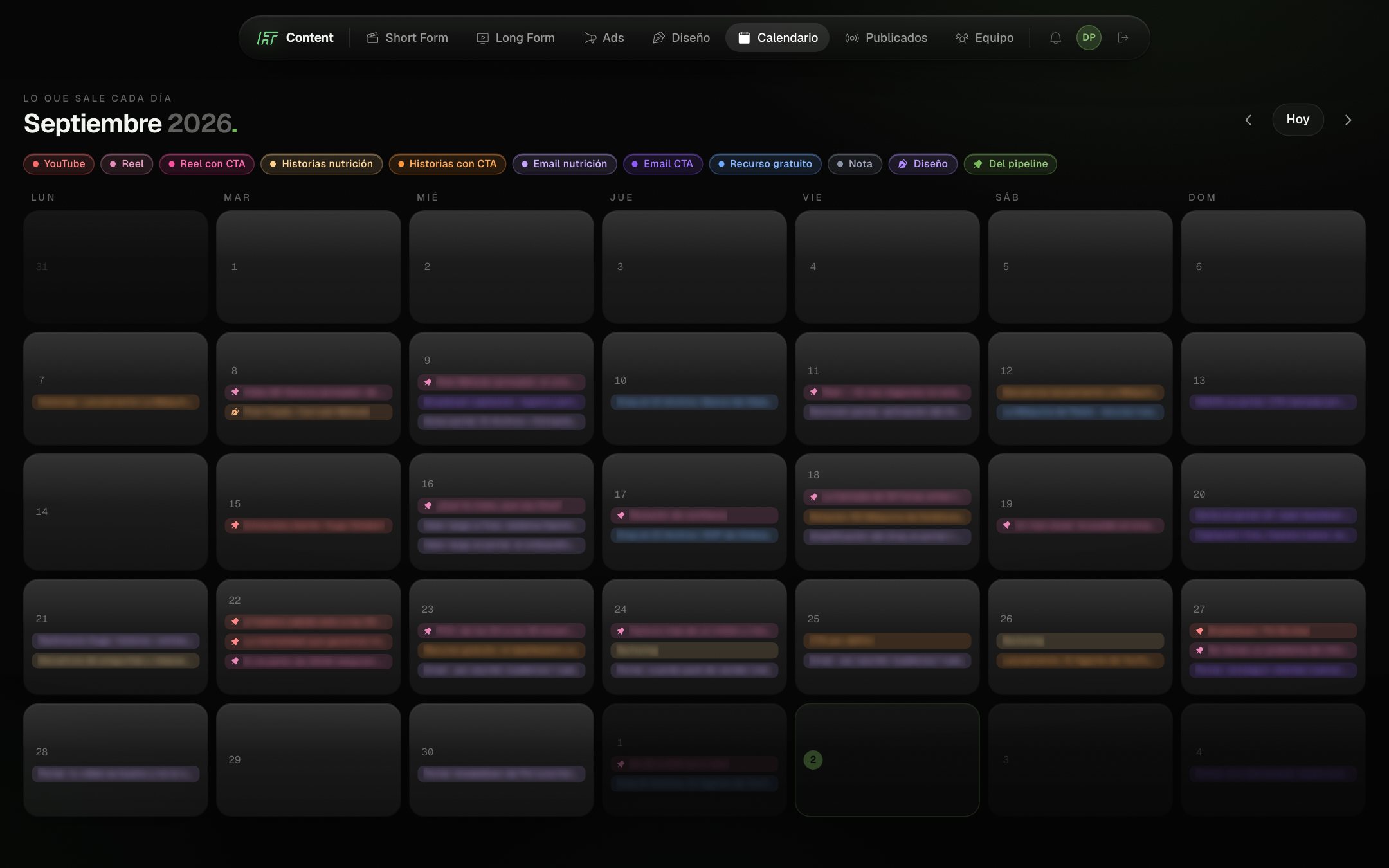 Calendario mensual del hub con entradas de vídeos, historias, emails y recursos por colores